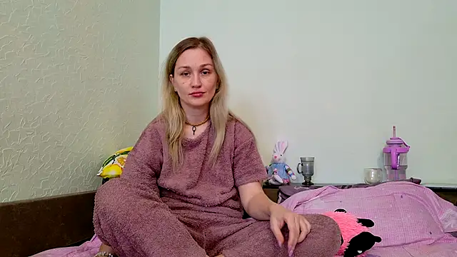 ModelEva online show from March 27, 2026, 11:33 am