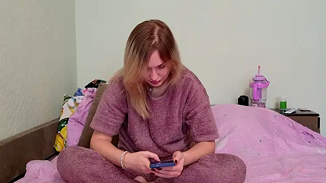 ModelEva online show from April 11, 2026, 9:24 am