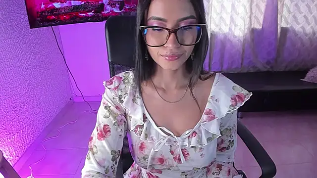 PaulinaBelushi online show from April 15, 2026, 9:04 pm