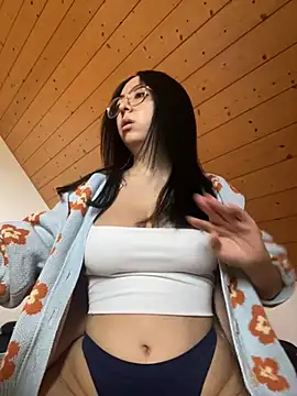Snapshot of NattCastillo chatting on February 7, 2025, 9:37 am NattCastillo online show from February 7, 2025, 9:37 am