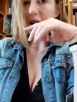 Snapshot of TopsyWilde chatting on February 10, 2025, 8:53 am TopsyWilde online show from February 10, 2025, 8:53 am