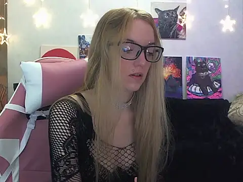 Snapshot of SecretSophia chatting on November 10, 2025, 5:51 pm SecretSophia online show from November 10, 2025, 5:51 pm