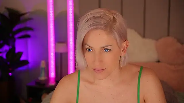 Snapshot of VickySecret96 chatting on March 1, 2026, 5:57 pm VickySecret96 online show from March 1, 2026, 5:57 pm