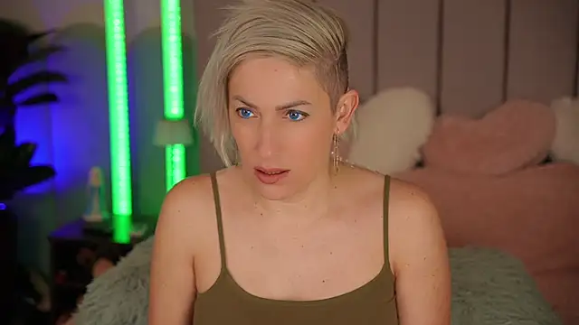 Snapshot of VickySecret96 chatting on January 10, 2026, 4:35 pm VickySecret96 online show from January 10, 2026, 4:35 pm