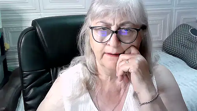 Snapshot of LolkaAlyss chatting on May 5, 2026, 8:23 pm LolkaAlyss online show from May 5, 2026, 8:23 pm