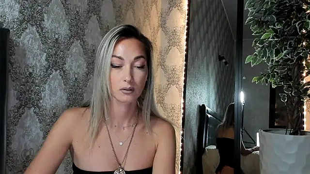 Snapshot of StarryHanna chatting on February 28, 2025, 6:41 pm StarryHanna online show from February 28, 2025, 6:41 pm