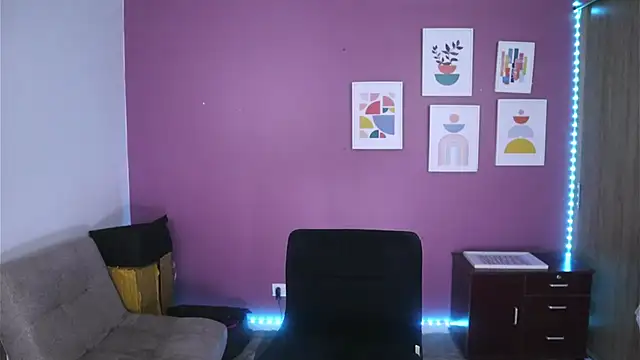 Snapshot of Steph_F chatting on March 20, 2025, 8:20 am Steph F online show from March 20, 2025, 8:20 am