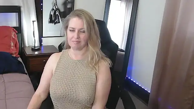 Snapshot of HollieBim chatting on January 6, 2026, 4:55 pm HollieBim online show from January 6, 2026, 4:55 pm