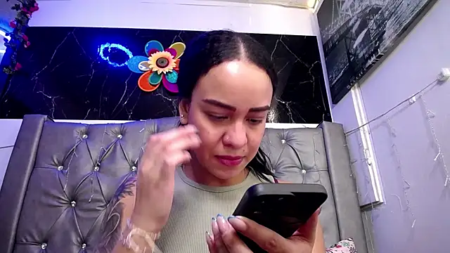 Snapshot of LAILAGUMMY chatting on February 19, 2025, 2:33 pm LAILAGUMMY online show from February 19, 2025, 2:33 pm