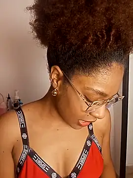 thaimy  online show from April 10, 2026, 3:46 am