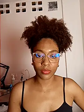 thaimy  online show from March 26, 2026, 2:32 am