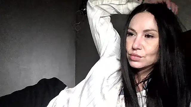 Snapshot of JulianaGold1 chatting on February 2, 2026, 5:45 pm JulianaGold1 online show from February 2, 2026, 5:45 pm