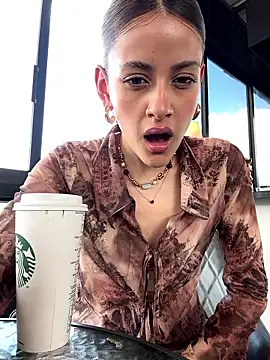 Snapshot of alana15 chatting on January 18, 2026, 5:05 pm alana15 online show from January 18, 2026, 5:05 pm