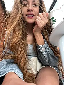 alana15 online show from April 16, 2026, 9:39 pm