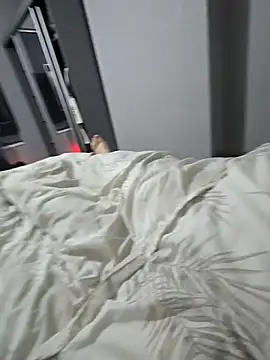 elenaUK online show from November 27, 2025, 10:32 pm