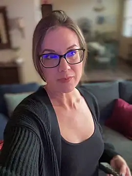 MaiseKnox online show from November 4, 2025, 10:02 pm