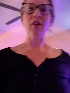 Snapshot of MaiseKnox chatting on February 17, 2026, 10:40 pm MaiseKnox online show from February 17, 2026, 10:40 pm