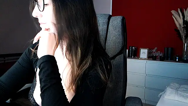 Alina Lamour online show from April 19, 2026, 6:32 pm