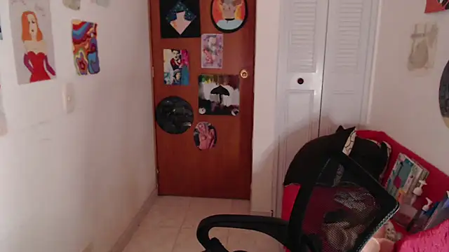 soynanabela28 online show from November 15, 2025, 2:26 am