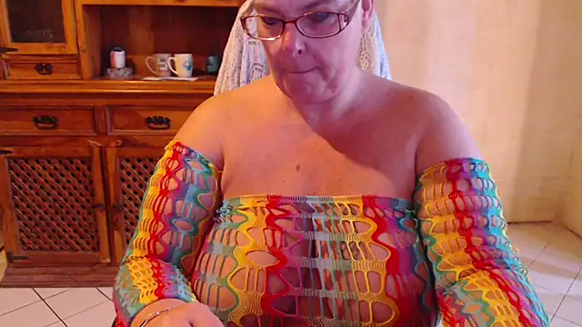 Snapshot of MISS_LINDAH chatting on April 19, 2026, 5:19 am MISS LINDAH online show from April 19, 2026, 5:19 am