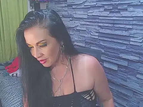 Snapshot of Cruela_deviil chatting on January 3, 2025, 4:00 am Cruela deviil online show from January 3, 2025, 4:00 am