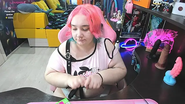 Softie Sofy online show from December 3, 2025, 2:01 am