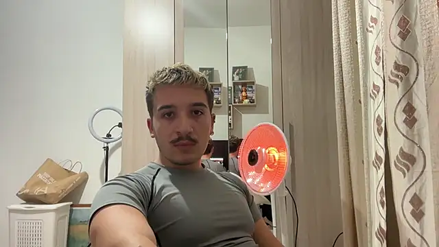 Snapshot of igiuil chatting on November 17, 2025, 10:25 pm igiuil online show from November 17, 2025, 10:25 pm