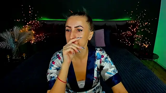 Snapshot of Rebecca_Diamond chatting on October 1, 2025, 5:45 am Rebecca Diamond online show from October 1, 2025, 5:45 am