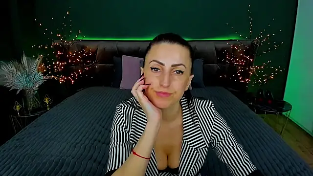 Snapshot of Rebecca_Diamond chatting on March 18, 2025, 9:45 am Rebecca Diamond online show from March 18, 2025, 9:45 am