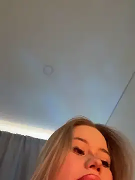 Snapshot of curchez_ chatting on February 19, 2025, 7:48 pm curchez online show from February 19, 2025, 7:48 pm