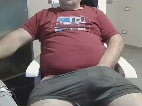 Snapshot of iron_boy80 chatting on November 29, 2025, 10:26 am iron boy80 online show from November 29, 2025, 10:26 am