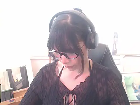 Snapshot of alien__show chatting on April 21, 2026, 6:14 pm alien show online show from April 21, 2026, 6:14 pm