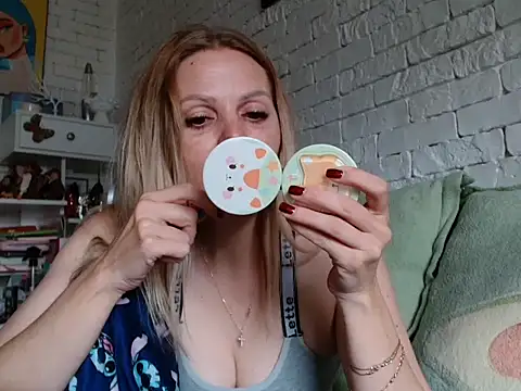 Snapshot of Angel_girllovemy chatting on October 12, 2025, 10:05 am Angel girllovemy online show from October 12, 2025, 10:05 am