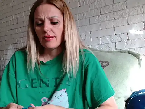 Snapshot of Angel_girllovemy chatting on October 14, 2025, 6:36 am Angel girllovemy online show from October 14, 2025, 6:36 am