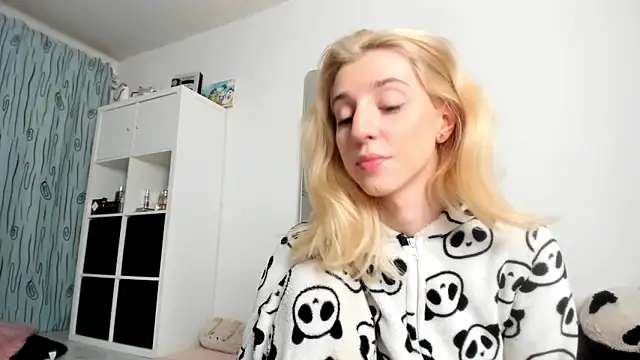 Snapshot of KenzieDawton chatting on November 10, 2025, 4:39 am KenzieDawton online show from November 10, 2025, 4:39 am