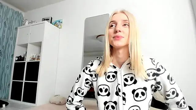 Snapshot of KenzieDawton chatting on October 22, 2025, 3:17 am KenzieDawton online show from October 22, 2025, 3:17 am