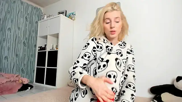 Snapshot of KenzieDawton chatting on November 8, 2025, 5:00 am KenzieDawton online show from November 8, 2025, 5:00 am