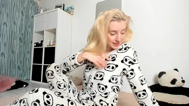 Snapshot of KenzieDawton chatting on November 19, 2025, 4:45 am KenzieDawton online show from November 19, 2025, 4:45 am