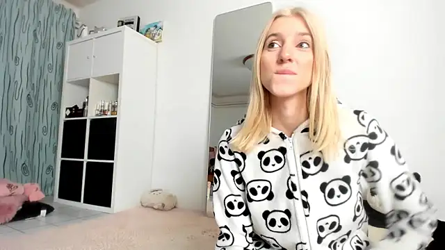 Snapshot of KenzieDawton chatting on October 24, 2025, 3:27 am KenzieDawton online show from October 24, 2025, 3:27 am