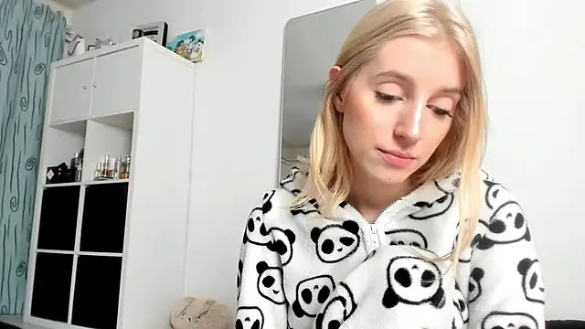 Snapshot of KenzieDawton chatting on October 25, 2025, 3:38 am KenzieDawton online show from October 25, 2025, 3:38 am