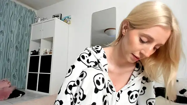 Snapshot of KenzieDawton chatting on November 3, 2025, 4:39 am KenzieDawton online show from November 3, 2025, 4:39 am