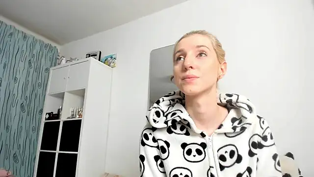 Snapshot of KenzieDawton chatting on November 14, 2025, 4:27 am KenzieDawton online show from November 14, 2025, 4:27 am