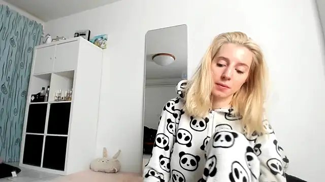 Snapshot of KenzieDawton chatting on October 12, 2025, 6:26 am KenzieDawton online show from October 12, 2025, 6:26 am