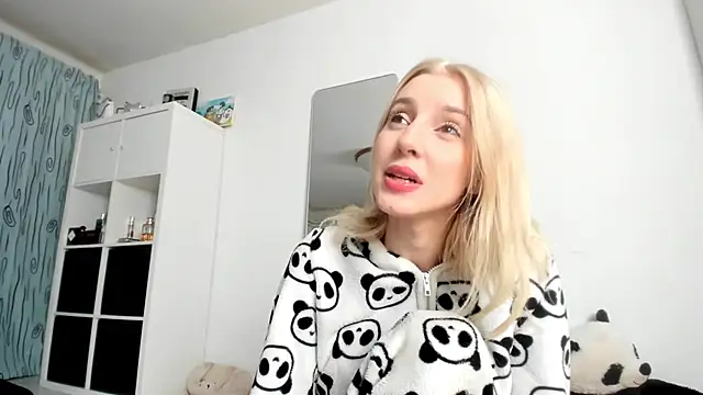 Snapshot of KenzieDawton chatting on November 22, 2025, 4:33 am KenzieDawton online show from November 22, 2025, 4:33 am