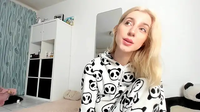 Snapshot of KenzieDawton chatting on November 26, 2025, 4:45 am KenzieDawton online show from November 26, 2025, 4:45 am