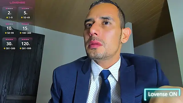 jhonyalzate2 online show from October 28, 2025, 2:56 am