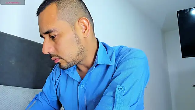 jhonyalzate2 online show from March 4, 2025, 11:22 pm