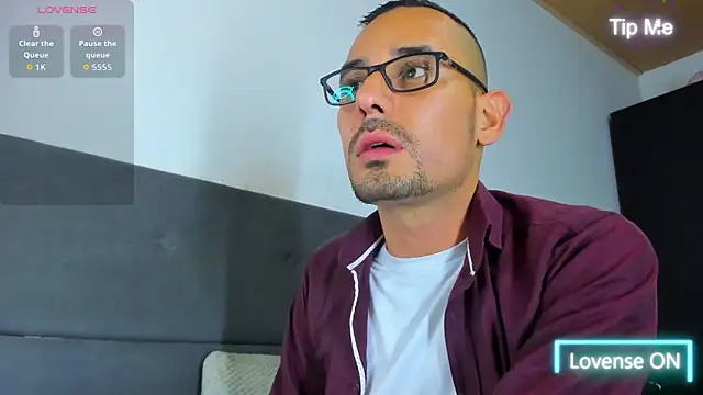 jhonyalzate2 online show from September 30, 2025, 3:34 am