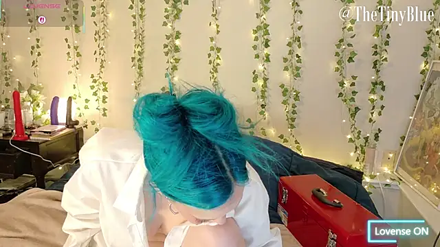 Snapshot of thetinyblue chatting on January 5, 2026, 5:38 pm thetinyblue online show from January 5, 2026, 5:38 pm