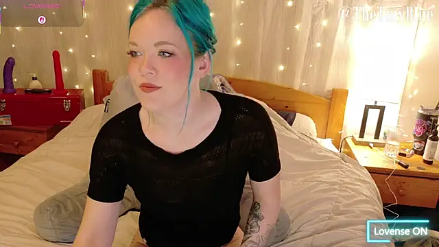 Snapshot of thetinyblue chatting on February 9, 2026, 5:44 pm thetinyblue online show from February 9, 2026, 5:44 pm